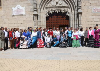 Macotera celebra su primera fiesta rociera con misa, paseo de caballos, baile por sevillanas y comida de confraternidad