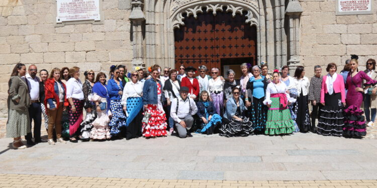 Macotera celebra su primera fiesta rociera con misa, paseo de caballos, baile por sevillanas y comida de confraternidad