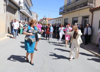 Cohetes, música y un sol espléndido acompañan a Santa Bárbara en la procesión de las fiestas del Voto celebrada en Villoria