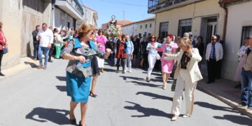 Cohetes, música y un sol espléndido acompañan a Santa Bárbara en la procesión de las fiestas del Voto celebrada en Villoria