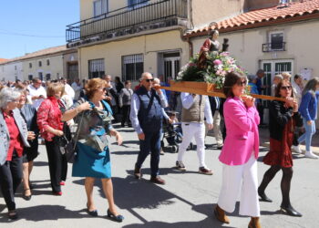 Cohetes, música y un sol espléndido acompañan a Santa Bárbara en la procesión de las fiestas del Voto celebrada en Villoria