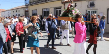 Cohetes, música y un sol espléndido acompañan a Santa Bárbara en la procesión de las fiestas del Voto celebrada en Villoria