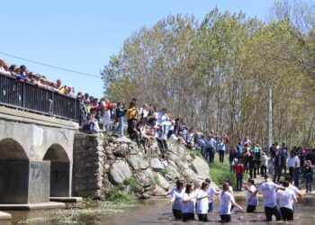 Alaraz acompaña al Santo Cristo del Monte en su regreso al pueblo y con los quintos como grandes protagonistas del día