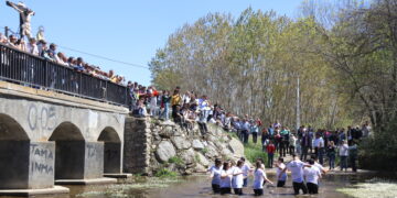 Alaraz acompaña al Santo Cristo del Monte en su regreso al pueblo y con los quintos como grandes protagonistas del día