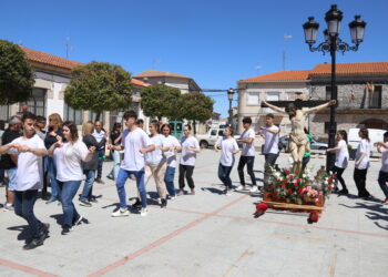 Alaraz acompaña al Santo Cristo del Monte en su regreso al pueblo y con los quintos como grandes protagonistas del día