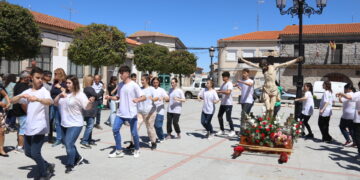 Alaraz acompaña al Santo Cristo del Monte en su regreso al pueblo y con los quintos como grandes protagonistas del día