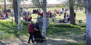 El parque del Inestal, epicentro del Lunes de Aguas en Peñaranda con las tradicionales meriendas y la animación del grupo Alborada