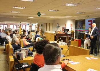 La biblioteca de Peñaranda celebra su XXXIV aniversario con sus libros más leídos, el cóctel de Teo Marcos y la música de Arena