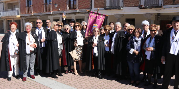 La fiesta de la capa vuelve a Santiago de la Puebla con fuerza renovada y reúne a 230 participantes de varias provincias