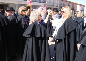 La fiesta de la capa vuelve a Santiago de la Puebla con fuerza renovada y reúne a 230 participantes de varias provincias