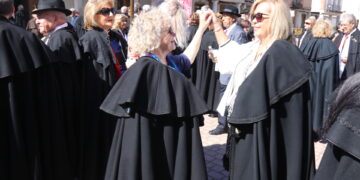 La fiesta de la capa vuelve a Santiago de la Puebla con fuerza renovada y reúne a 230 participantes de varias provincias