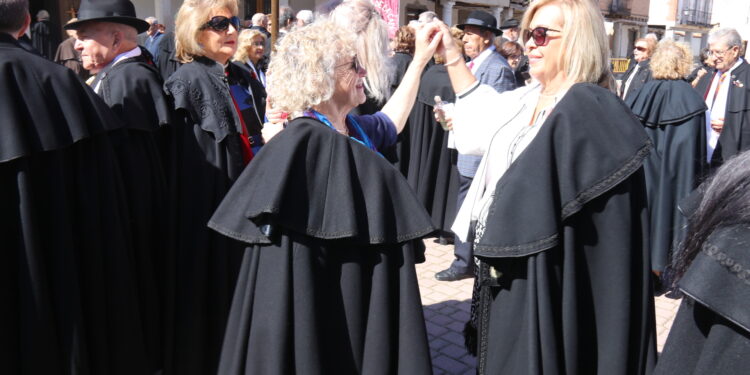 La fiesta de la capa vuelve a Santiago de la Puebla con fuerza renovada y reúne a 230 participantes de varias provincias