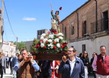 Vivas a San Jorge en Santiago de la Puebla en la despedida al santo tras la misa y la procesión por las calles de la localidad