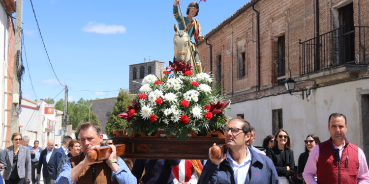 Vivas a San Jorge en Santiago de la Puebla en la despedida al santo tras la misa y la procesión por las calles de la localidad