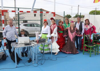 Villar de Gallimazo disfruta de su Feria de Abril con una animada tarde de baile por sevillanas y pasodobles en el frontón