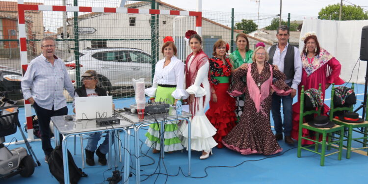 Villar de Gallimazo disfruta de su Feria de Abril con una animada tarde de baile por sevillanas y pasodobles en el frontón