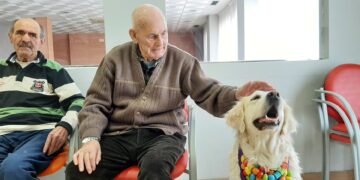 Albertia Babilafuente ofrece la terapia asistida con animales con el objetivo de mejorar la calidad de vida de los residentes