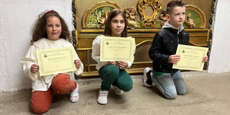 La cofradía peñarandina de la Esperanza entrega los premios de la II edición del concurso de dibujo «Agustín Martínez Soler»