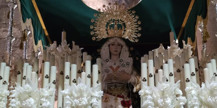 Los estrenos de la Virgen de la Esperanza para la Madrugada de Peñaranda: de la bambalina del palio al encaje del rostrillo