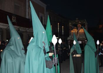 Las ocho cofradías de Peñaranda desfilan en la procesión del Encuentro con el Medinaceli, el Flagelado y la Esperanza