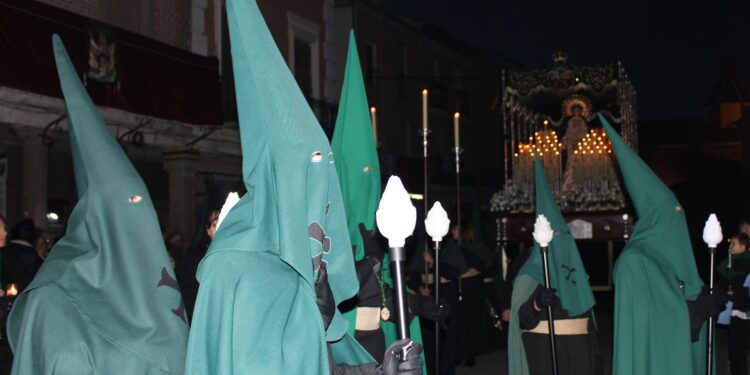 Las ocho cofradías de Peñaranda desfilan en la procesión del Encuentro con el Medinaceli, el Flagelado y la Esperanza