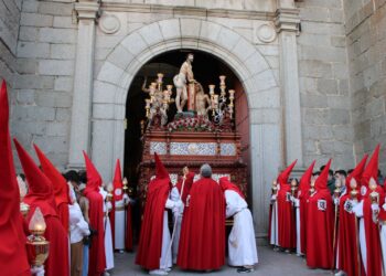 Las ocho cofradías de Peñaranda desfilan en la procesión del Encuentro con el Medinaceli, el Flagelado y la Esperanza