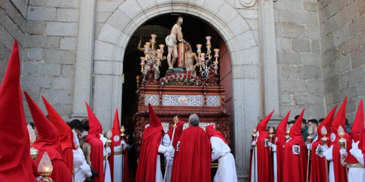 Las ocho cofradías de Peñaranda desfilan en la procesión del Encuentro con el Medinaceli, el Flagelado y la Esperanza