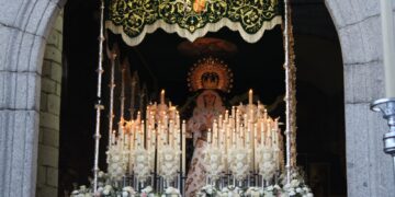 Las ocho cofradías de Peñaranda desfilan en la procesión del Encuentro con el Medinaceli, el Flagelado y la Esperanza
