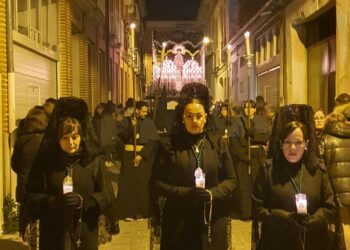 La Virgen de la Esperanza, protagonista de la Madrugada en Peñaranda con tintes sevillanos de saeta y carga a costal