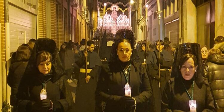 La Virgen de la Esperanza, protagonista de la Madrugada en Peñaranda con tintes sevillanos de saeta y carga a costal