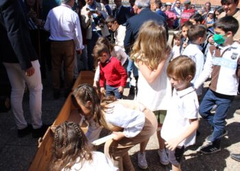 El público infantil mantiene viva en Peñaranda la centenaria tradición de ofrecer velas al Santo Cristo del Humilladero