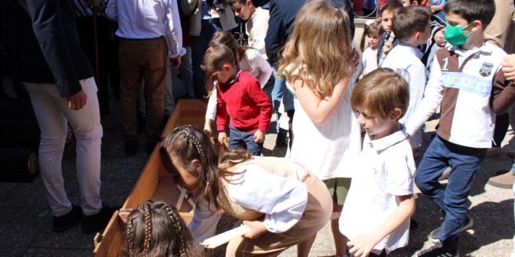 El público infantil mantiene viva en Peñaranda la centenaria tradición de ofrecer velas al Santo Cristo del Humilladero