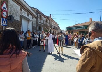 Paradinas de San Juan escenifica un Vía Crucis viviente con gran afluencia de público y que ha finalizado en la plaza Mayor