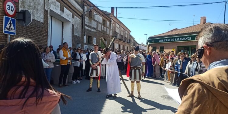 Paradinas de San Juan escenifica un Vía Crucis viviente con gran afluencia de público y que ha finalizado en la plaza Mayor