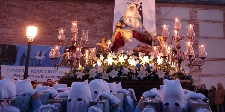 Nuestra Señora de la Piedad inicia un intenso Viernes Santo en Peñaranda con el Vía Crucis desde la iglesia de San Luis