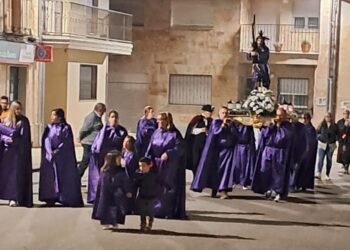 El Canto de las Cruces y la procesión de la Soledad recorren las calles de Babilafuente en la noche del Viernes Santo