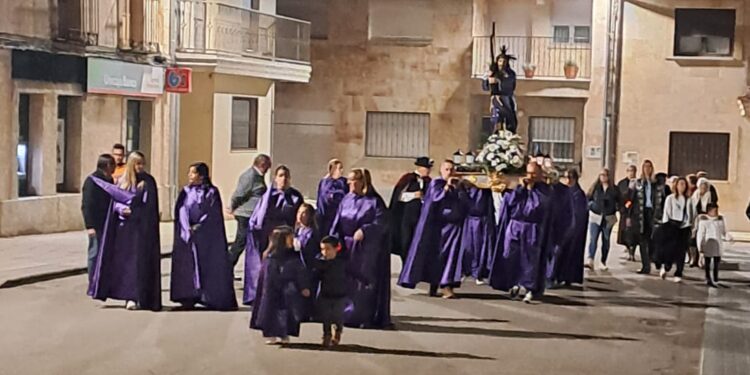 El Canto de las Cruces y la procesión de la Soledad recorren las calles de Babilafuente en la noche del Viernes Santo