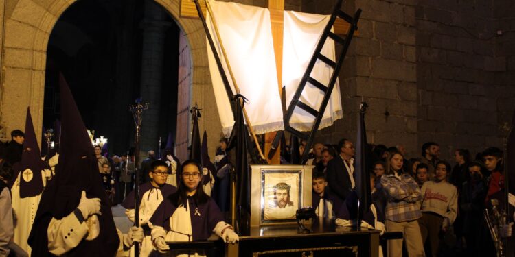 Las ocho cofradías de Peñaranda se unen en un Santo Entierro con cientos de vecinos y visitantes siguiendo la procesión