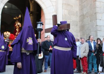 Las ocho cofradías de Peñaranda se unen en un Santo Entierro con cientos de vecinos y visitantes siguiendo la procesión