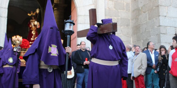 Las ocho cofradías de Peñaranda se unen en un Santo Entierro con cientos de vecinos y visitantes siguiendo la procesión