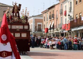 La procesión del Resucitado con las ocho cofradías de la localidad culmina en Peñaranda una Semana Santa multitudinaria