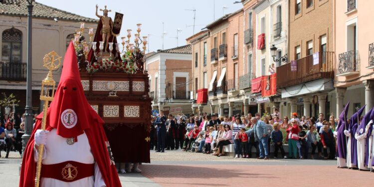 La procesión del Resucitado con las ocho cofradías de la localidad culmina en Peñaranda una Semana Santa multitudinaria