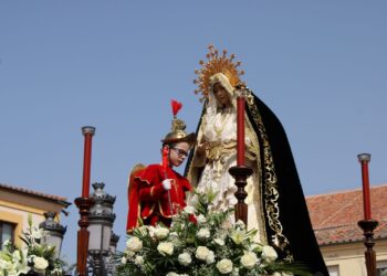 La procesión del Resucitado con las ocho cofradías de la localidad culmina en Peñaranda una Semana Santa multitudinaria