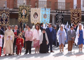 La procesión del Resucitado con las ocho cofradías de la localidad culmina en Peñaranda una Semana Santa multitudinaria