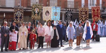 La procesión del Resucitado con las ocho cofradías de la localidad culmina en Peñaranda una Semana Santa multitudinaria