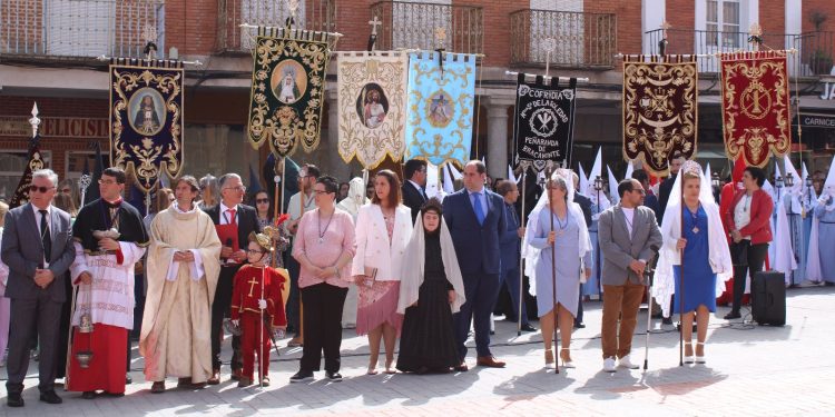 La procesión del Resucitado con las ocho cofradías de la localidad culmina en Peñaranda una Semana Santa multitudinaria