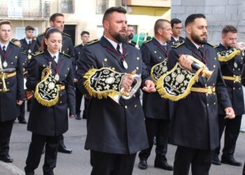 La procesión del Resucitado con las ocho cofradías de la localidad culmina en Peñaranda una Semana Santa multitudinaria