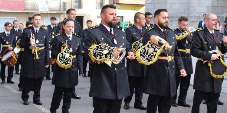 La procesión del Resucitado con las ocho cofradías de la localidad culmina en Peñaranda una Semana Santa multitudinaria