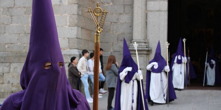 La procesión del Resucitado con las ocho cofradías de la localidad culmina en Peñaranda una Semana Santa multitudinaria