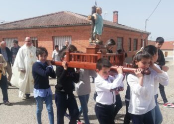 Los niños de Cordovilla protagonizan la procesión del Resucitado portando las andas del Niño Jesús con la cruz